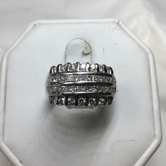 Jewelry - NEW 18K white gold diamonds wedding ring